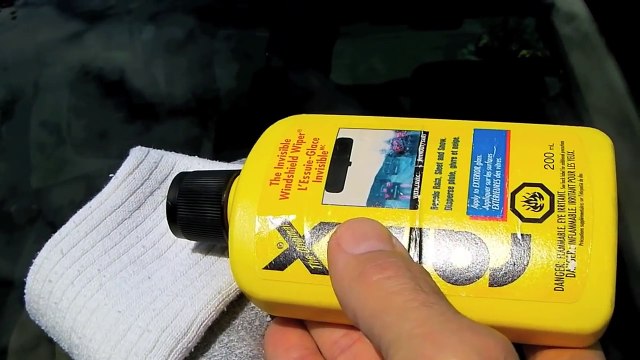 Il frotte le pare-brise de sa voiture avec de la laine d'acier, quelques secondes plus tard wow!