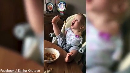 Née sans bras, cette petite fille a du apprendre à se débrouiller dès le plus jeune âge. Ce qu'elle arrive à faire malgr