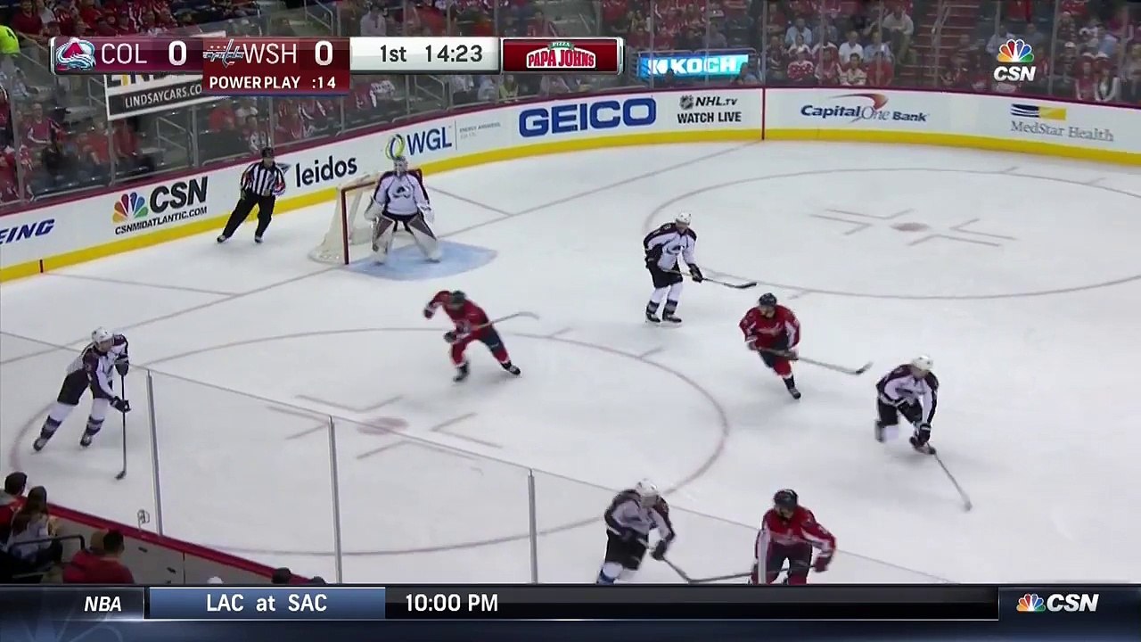 Matt Duchene s'envole sur une mise en échec de Dmitry Orlov