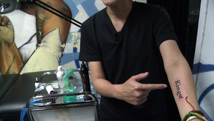 En Thaïlande, le tatouage en signe de deuil éternel du roi