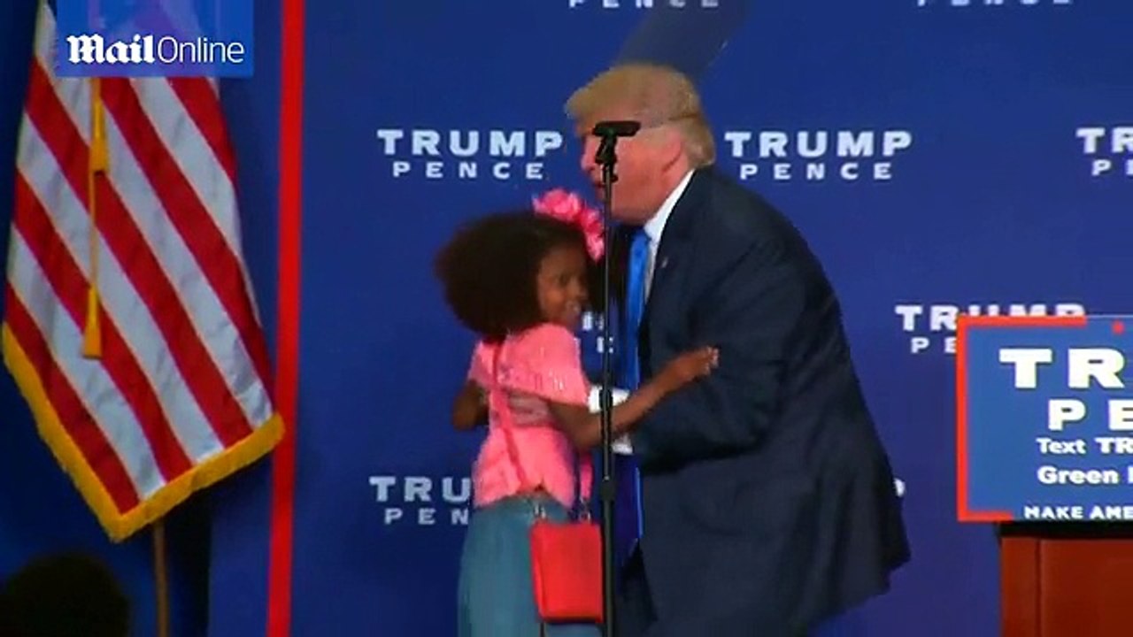 Donald Trump se prend un vent d'une fillette à qui il tente de faire la bise