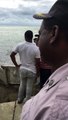 Supuesto cadáver de mujer boya en estos momentos en Malecón de Santo Domingo