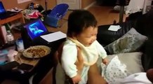 Ce papa réussit pour la première fois à faire rire son bébé. C'est magnifique !