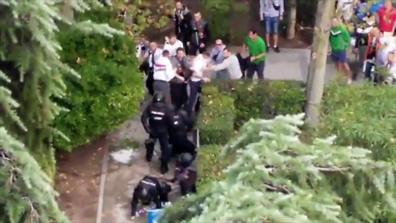 Des hooligans du Legia Varsovie chargent violemment des policiers à Madrid !