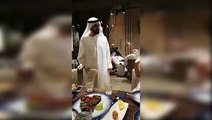 حاكم دبي يداعب الممثلة المصرية غادة عبد الرازق في مطعم بدبي