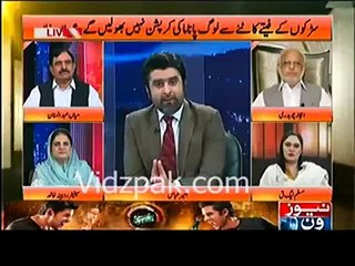 Anchorperson Ameer Abbas plays a video clip of Nawaz Sharif's old protests.