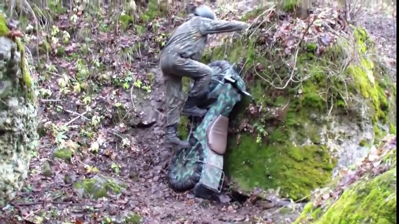 Cette moto russe démontable passe partout : Boue, bois, cailloux, eau, ... !