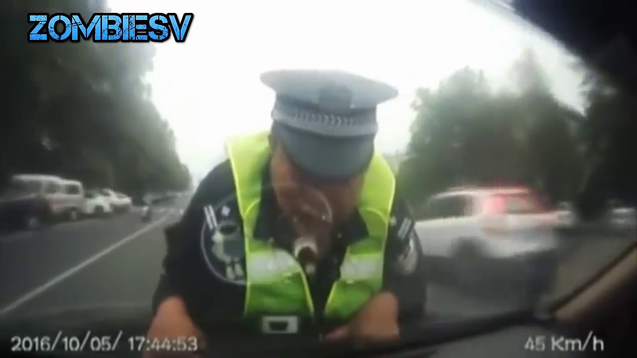 El peor día de este policía chino