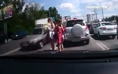 İşlek Trafikte Kızları Görünce Yol Verdi Ama Olan Kendine Oldu :)