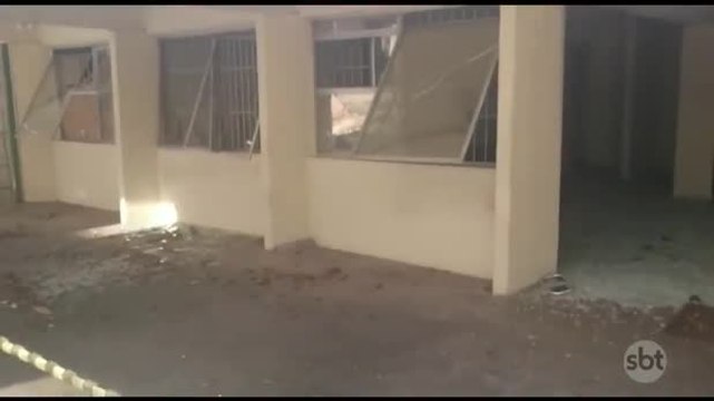 Assaltantes explodem caixas eletrônicos dentro de subprefeitura