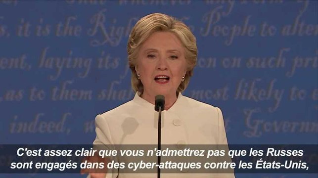 Clinton accuse Trump d'être la marionnette de Poutine