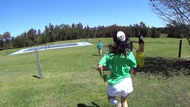 Elle se prend les fils barbelés et bim!