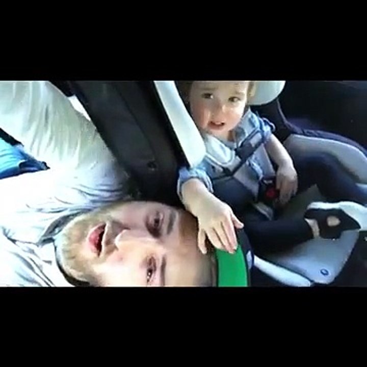 Sa fille ne sait dire qu'un seul mot : "Je" .... Mais elle arrive à le caser dans toutes les chansons