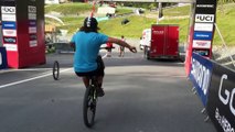 Il fait une roue sans les mains et sans roue avant! Taré