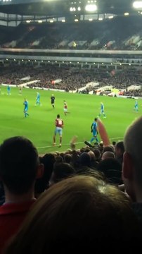 Comment occuper des supporters de FOOT : donnez leur un zizi gonflable géant!