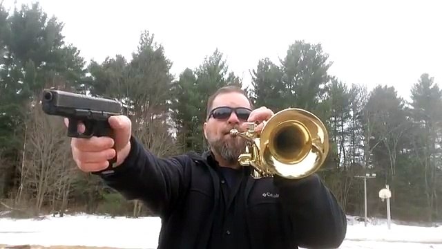 Il joue le générique de Mario avec un pistolet et une trompette