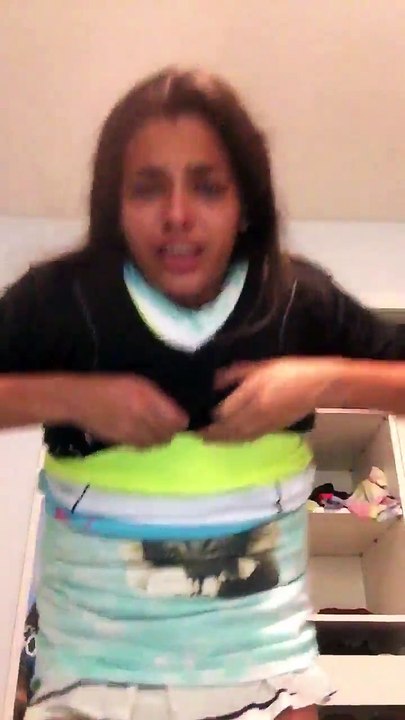 Une jeune femme n'arrive pas à enlever ses 100 vêtements et craque !