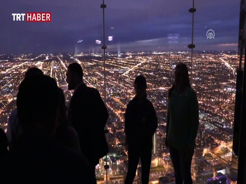 Gökdelenlerin üstünde yürüyüş