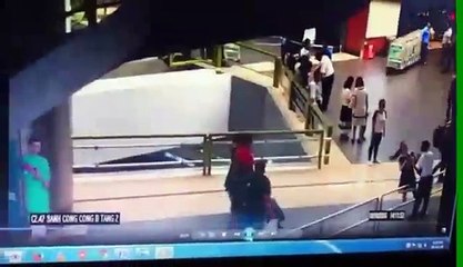 Clip nam hành khách đánh vào đầu nữ nhân viên hàng không