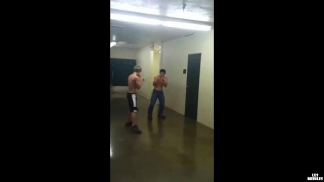 Une grosse bagarre entre deux étudiants