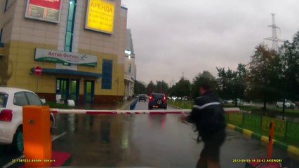 Ce cycliste ivre se bat avec une barrière !