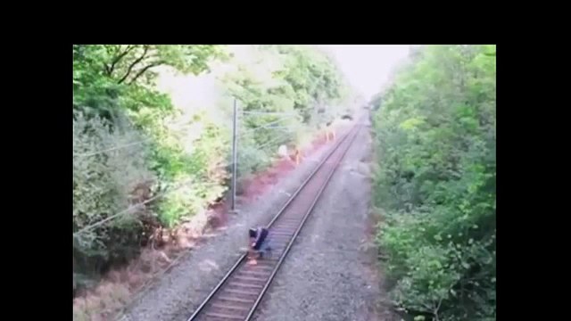 Un ouvrier sauve un homme juste avant d'être fauché par un train