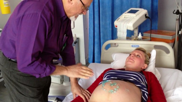 Un médecin retourne un bébé dans le ventre de sa mère grâce à une manip impressionnante