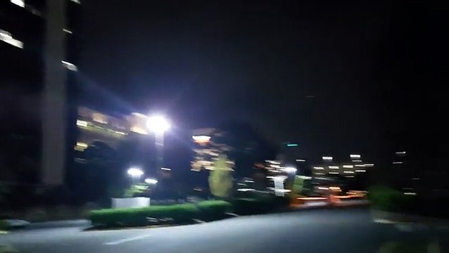 Il filme d'étranges lumières dans le ciel de Charlotte, en Caroline du Nord