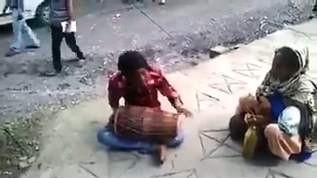 Pakistani Singing Talent on a street - Amazing voice such a great talent