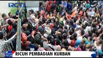 Warga Berebut Dapatkan Daging Kurban