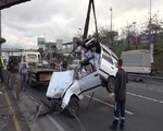 Metrobüs Yolunda Kaza! Vinçle Kaldırılan Otomobil Ortadan İkiye Ayrıldı