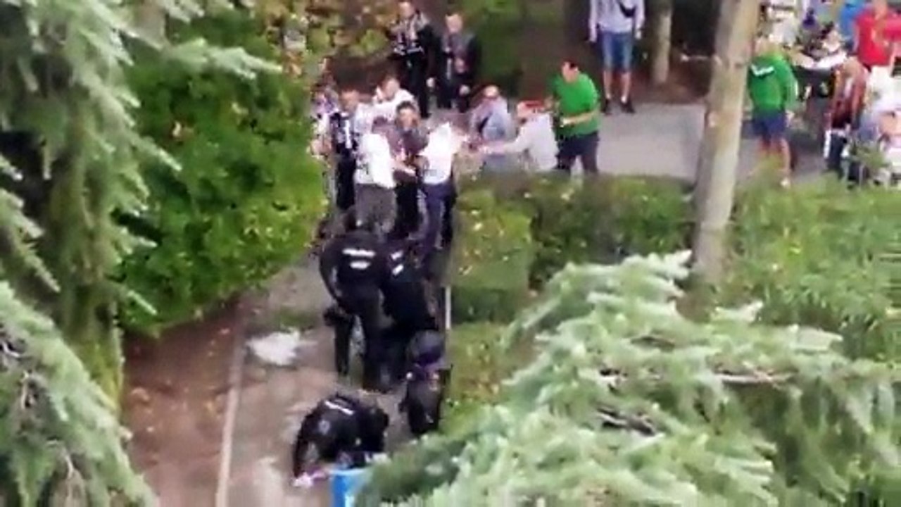 Les hooligans du Legia Varsovie s’attaquent violemment à des policiers à Madrid