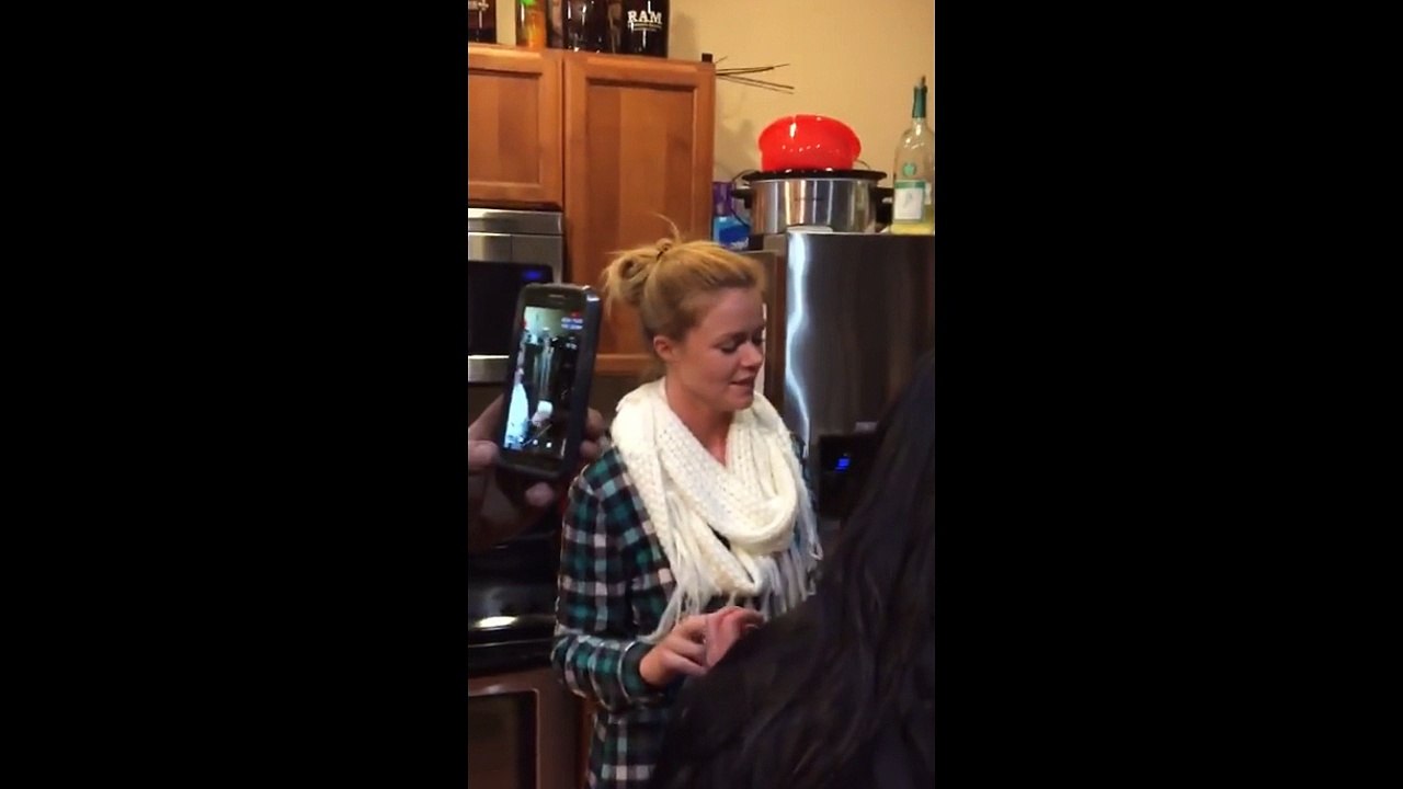 Une blonde qui mange une meule de beurre entière !