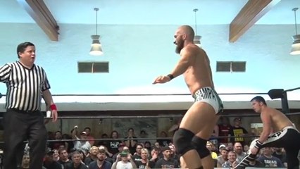 Petit coup de pouce pendant un combat de catch