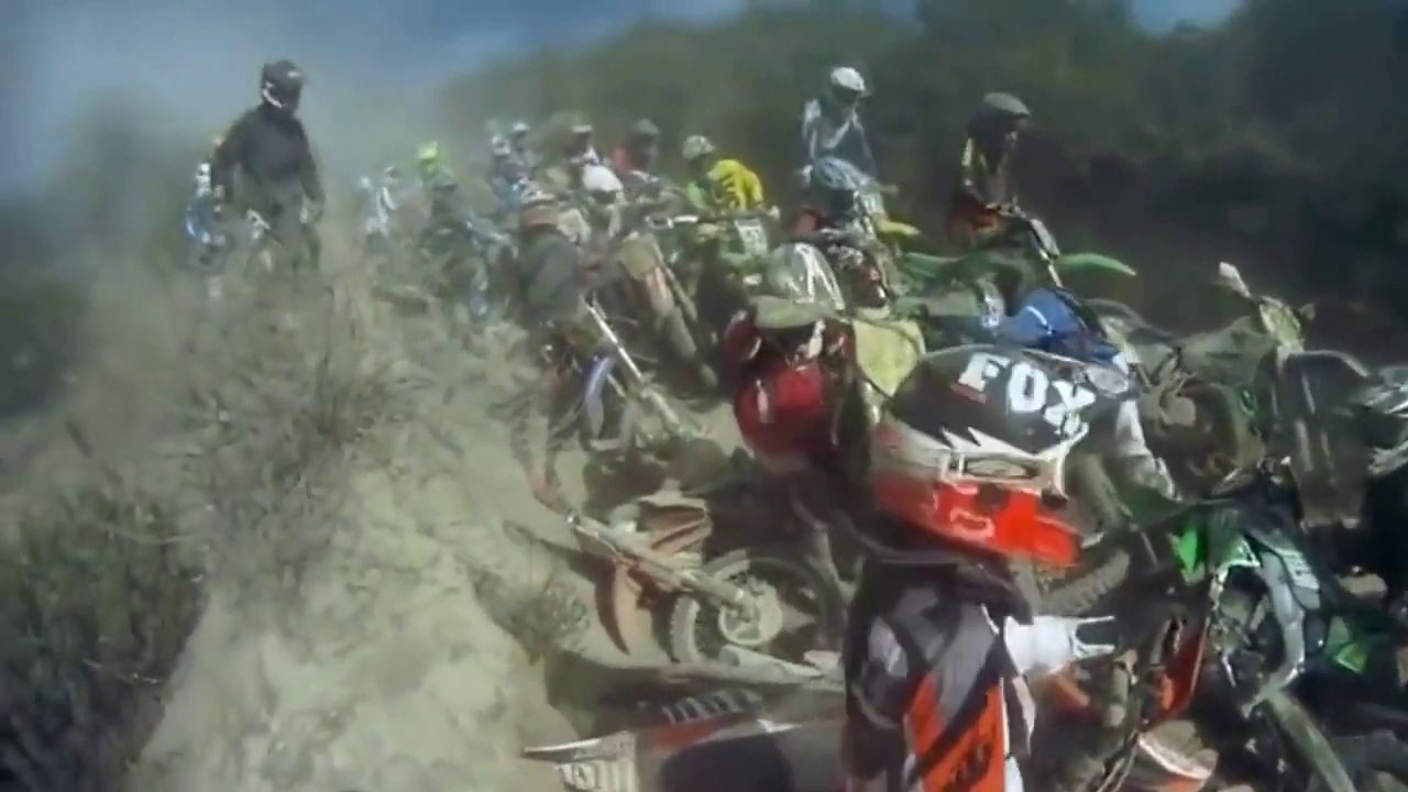 Terrible carambolage pendant une course de moto cross. Incroyable