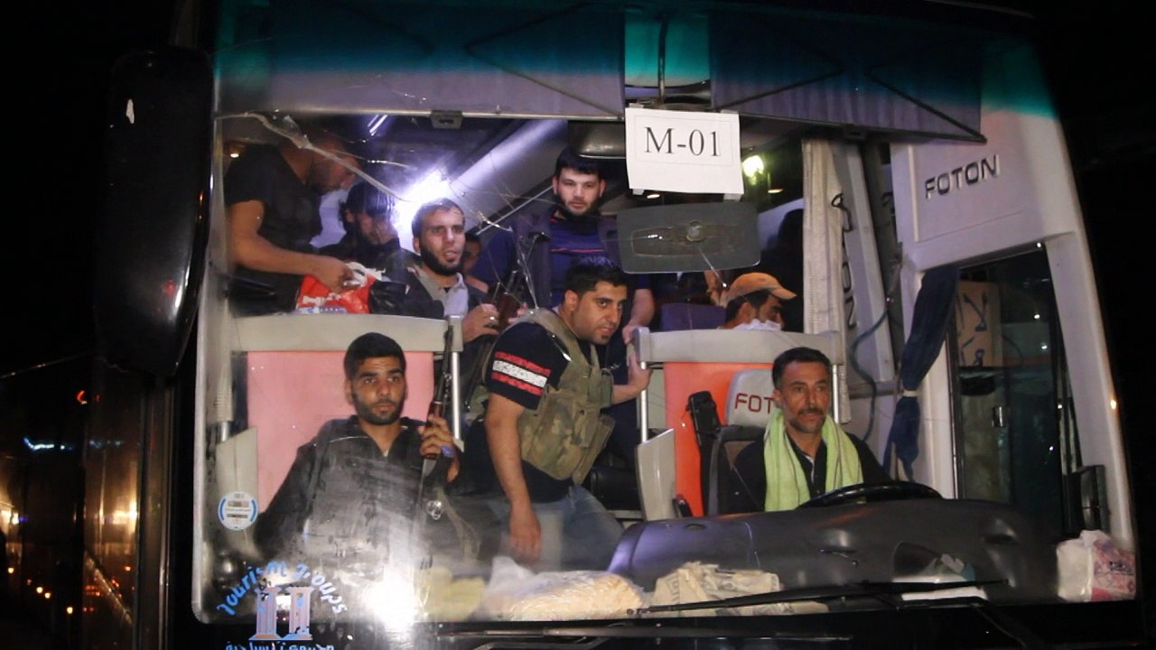 Cientos de rebeldes sirios dejan ciudad sitiada cerca de Damasco