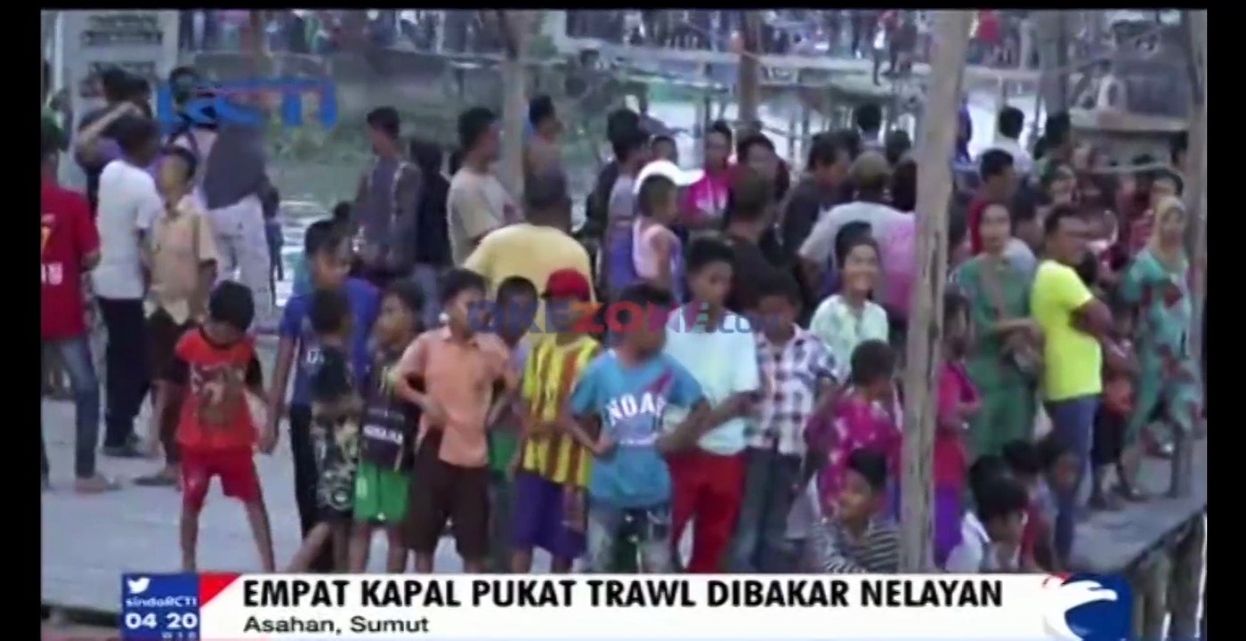 Nelayan Bakar 4 Kapal Pukat Trawl