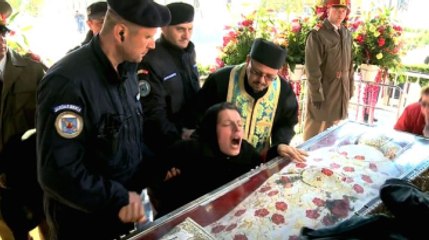 İçine Şeytan Kaçtığı Söylenen Kadın Polisler Tarafından Sürüklendi