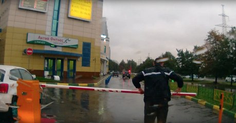 Bêbado desafia barreira do parque de estacionamento e acaba KO