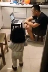 pai bebe agua do vaso sanitário