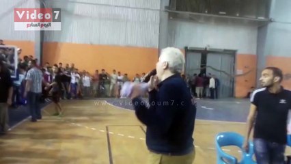 مرتضى منصور يمازح مشجع زملكاوى: أنت تاخد تذكرتين مش واحدة