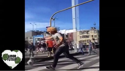 El Pibe Valderrama sorprende a todos pidiendo limosna en el semáforo