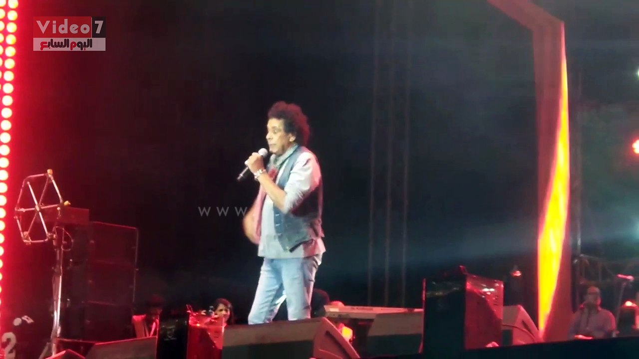 بالفيديو.. محمد منير لجمهوره: "أنا بغنى بإرادتى مش بتوجيه من حد"
