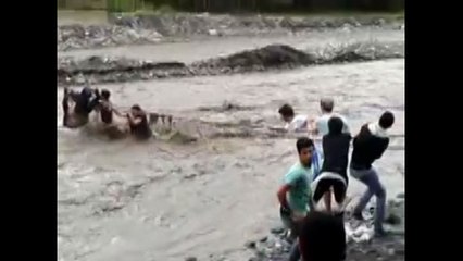 Penyelamatan Seorang yang Hampir Hanyut saat Menyebrang di Sungai Yang sangat deras