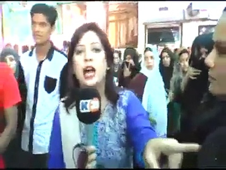 K21 Female News reporter Saima Kanwal slapped by a guard in Public.
