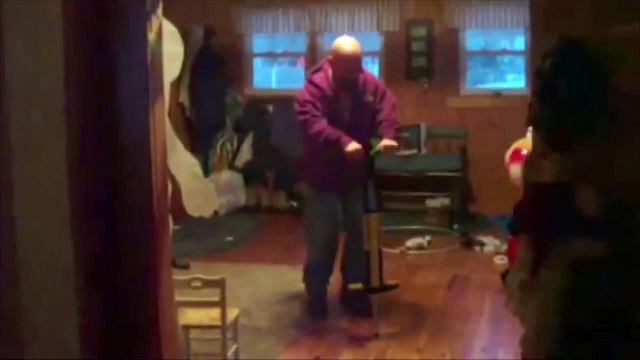Quand tu défonces ton parquet avec un pogo stick! FAIL