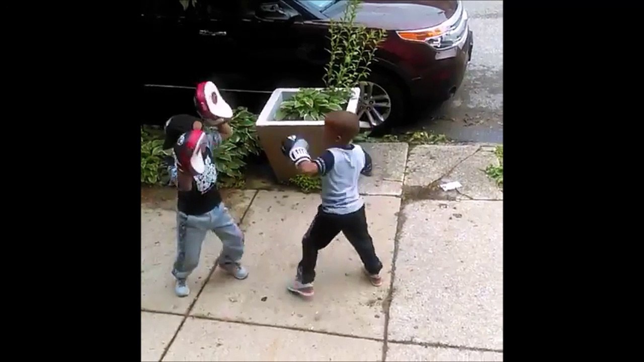 Ces gamins sont 2 futurs champions de boxe, c'est sur!