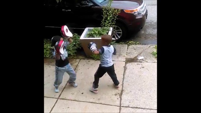 Ces gamins sont 2 futurs champions de boxe, c'est sur!