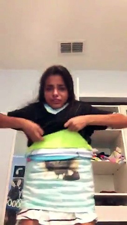 Jovem tenta vestir 100 camadas de roupa em desafio e acaba "entalada"