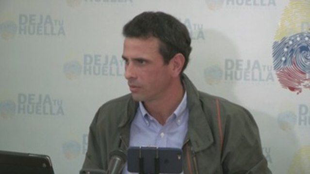 Decretan prohibición de salida del país de Capriles y otros siete opositores